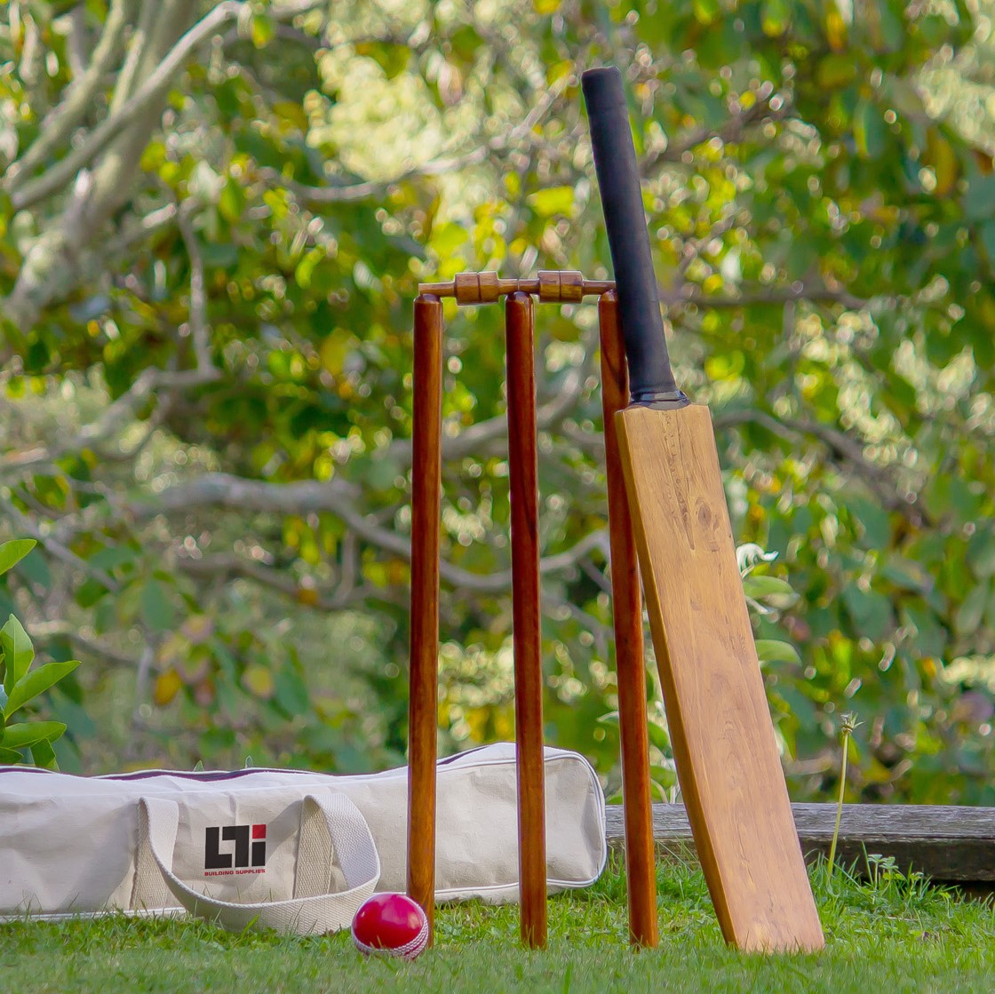 Howzat 8 Pce Backyard Cricket Set Features